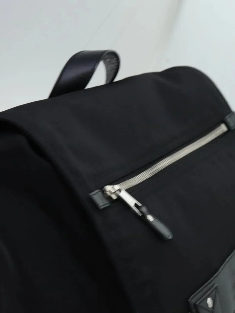 Gucci brand	gucci color	black